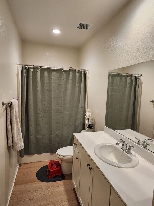 Building Photo - Upgraded Level Entry Home with Mountain Views!