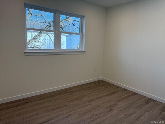 Building Photo - 5 Colonial Dr