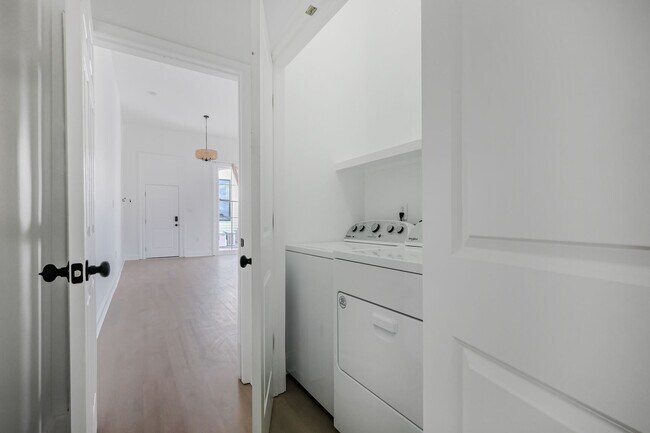 Building Photo - 3324 S Saratoga St