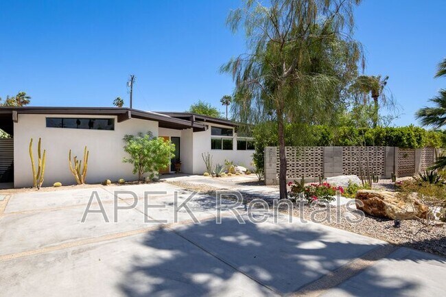 Building Photo - 2204 W Acacia Rd