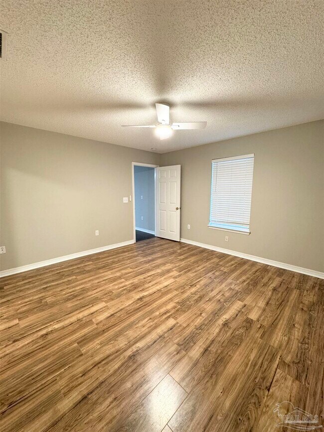 Building Photo - 5661 Fairview Dr