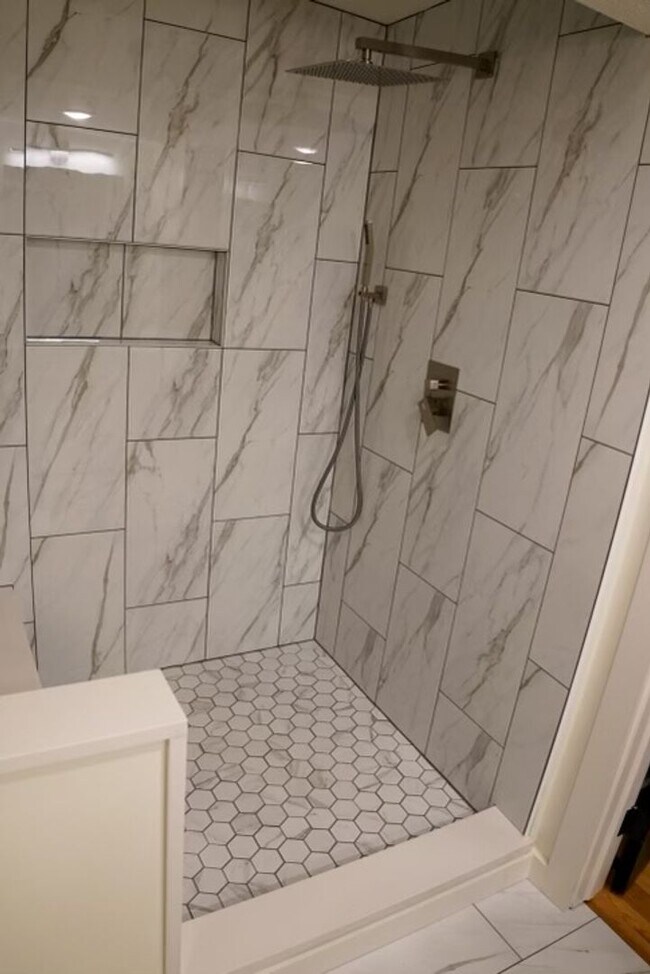 Building Photo - Luxury 2 bed 2 bath, amazing Southside loc...