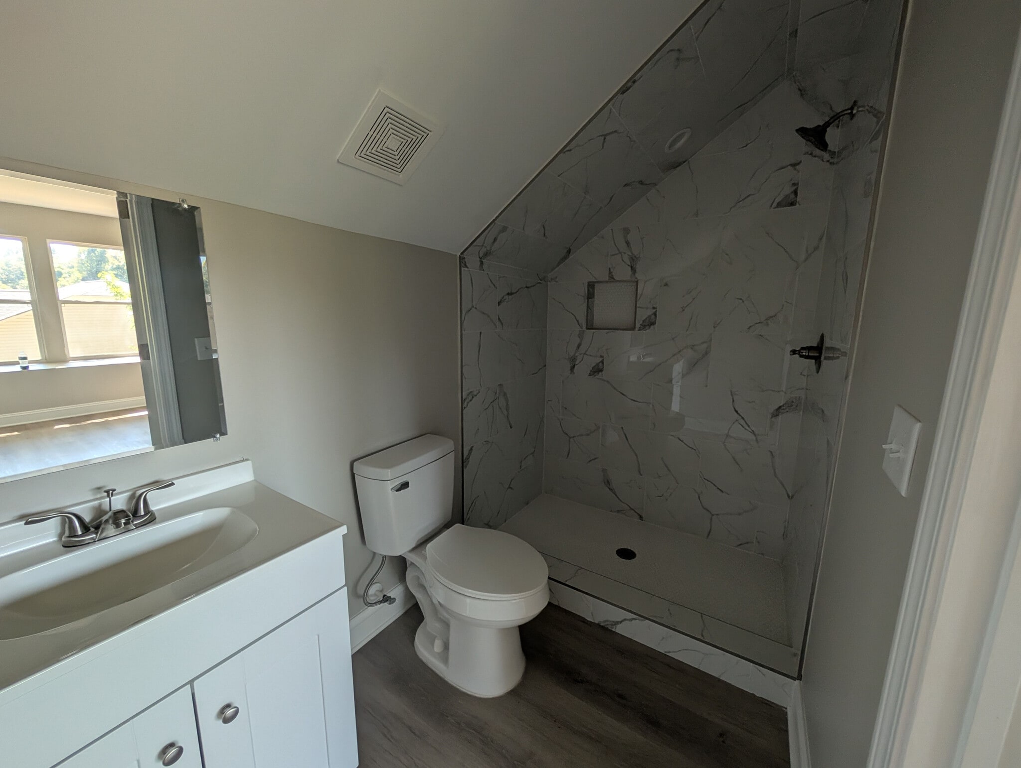 Building Photo - Room in House on Hart St