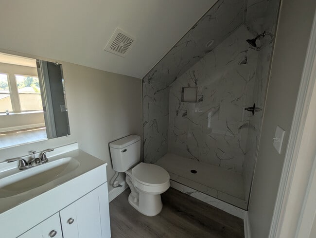 Building Photo - Room in House on Hart St