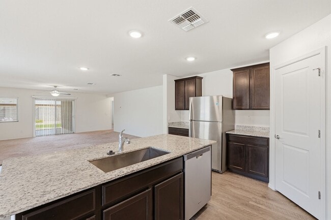 Building Photo - 4bedroom 2 bath single family home!