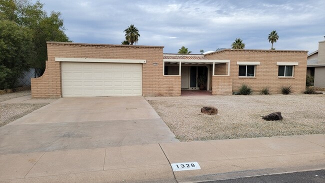 Building Photo - 1328 E Hermosa Dr