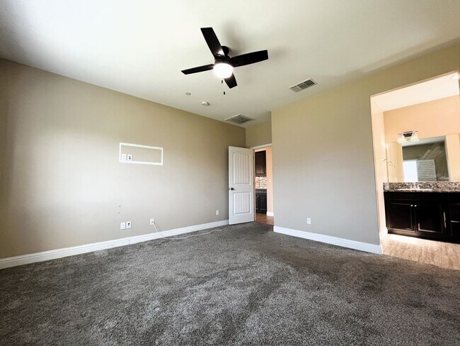 Building Photo - Stunning Luxury Home for Rent in Shafter