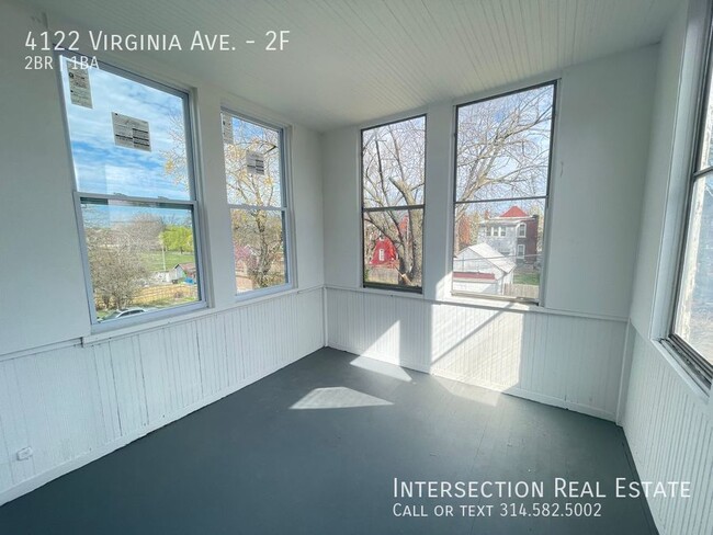 Building Photo - Gorgeous 2 Bedroom with Large Screened in ...