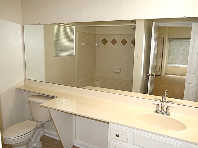 Building Photo - 2 bed 2 bath condo - South Tampa