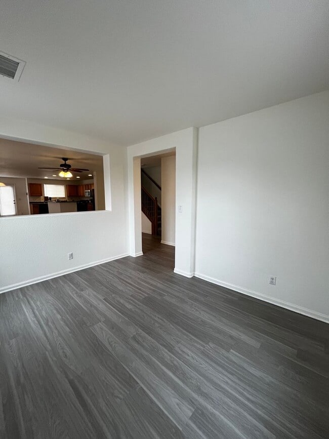 Building Photo - Grant Ranch 3 Bedroom 2.5 Bathroom Townhom...