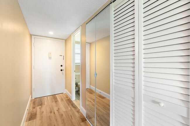 Building Photo - 12015 Greenway Cir S