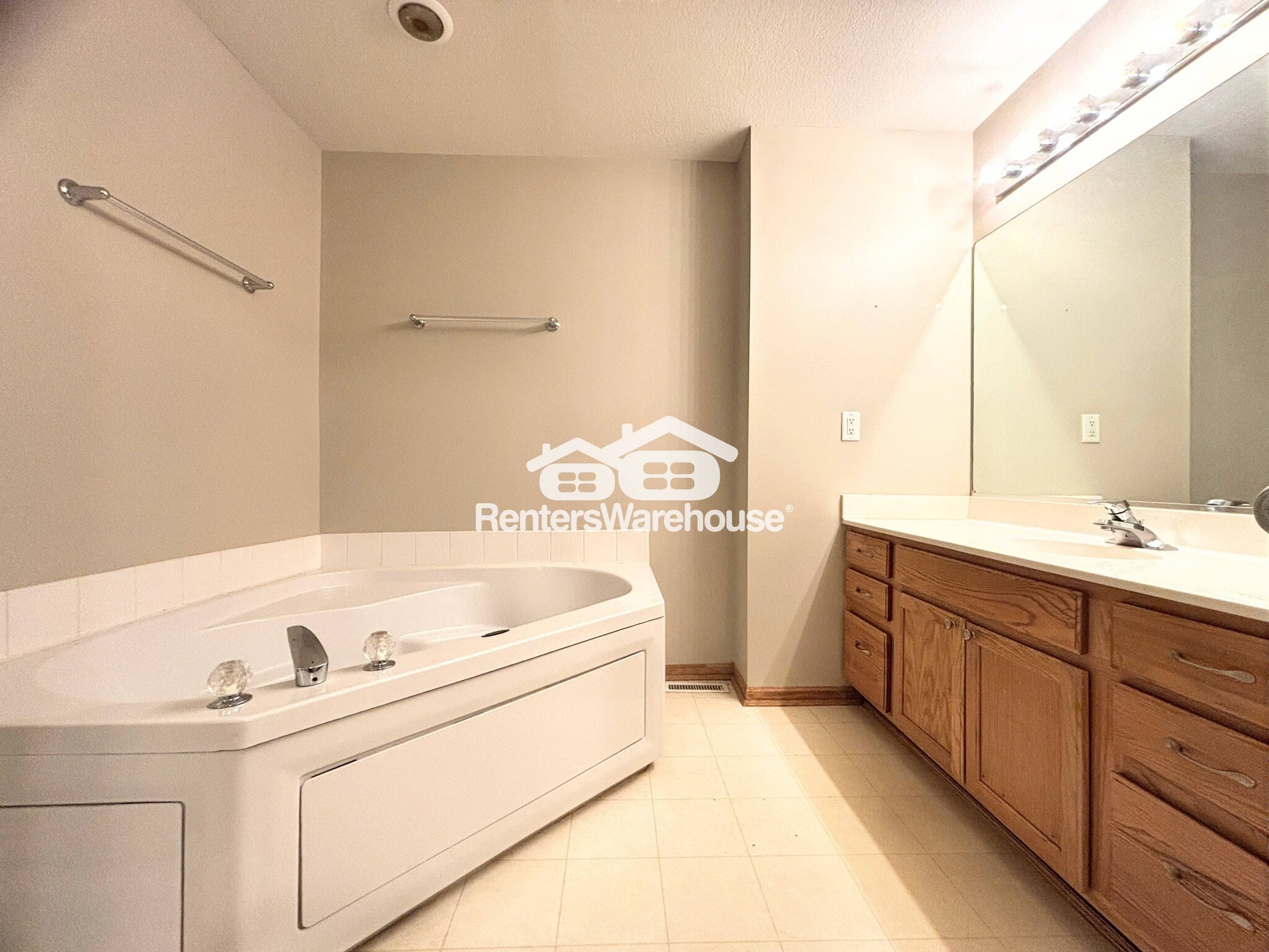 Building Photo - 3911 NE Gardenia Ln