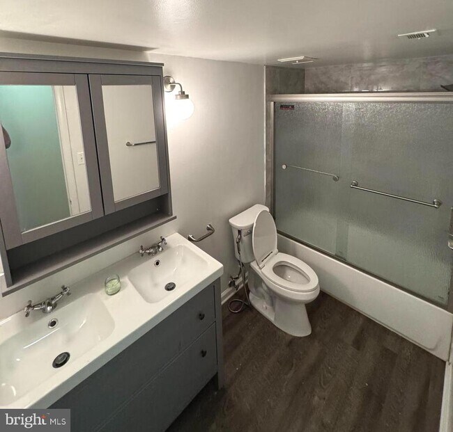 Building Photo - 11919 Parklawn Dr