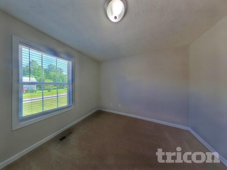 Building Photo - 217 White Pine Ln