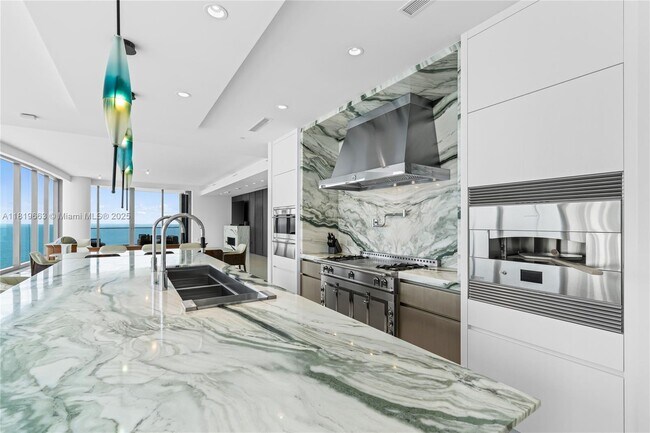 Building Photo - 17975 Collins Ave