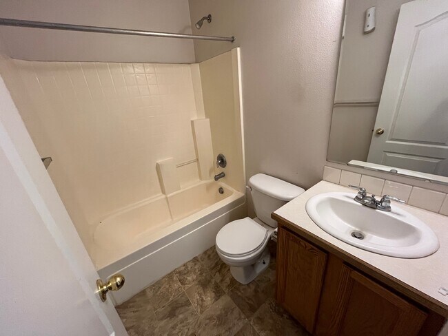 Building Photo - 13852 Paraiso Ave