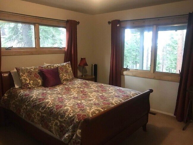 Building Photo - Fully Furnished Incline Home
