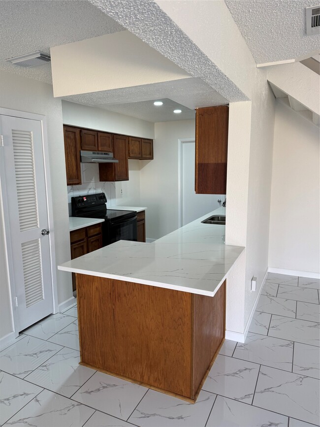 Building Photo - 6103 Linnhaven Dr