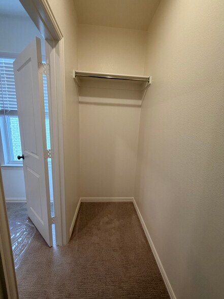 Closet guest - 4729 Spinner St