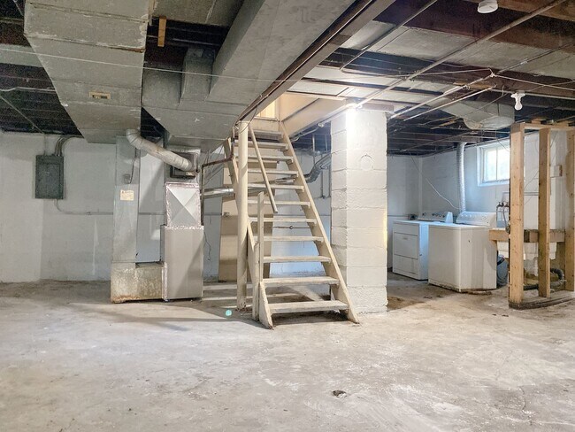 Building Photo - Move-in special. 3 bed 1 bath with a detached garage and large driveway $1250