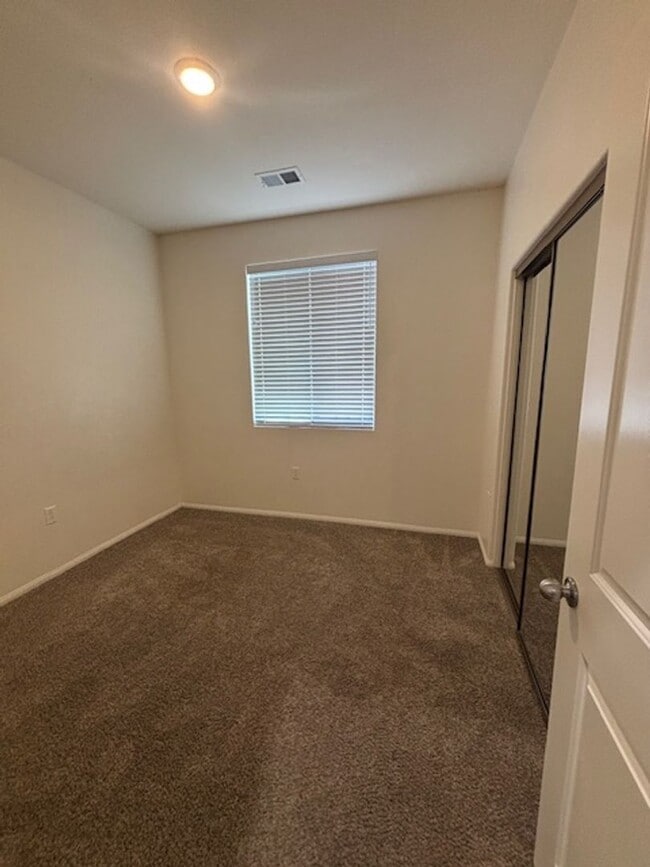 Building Photo - Upscale Living: Stunning 5-Bedroom, 3-Bath...