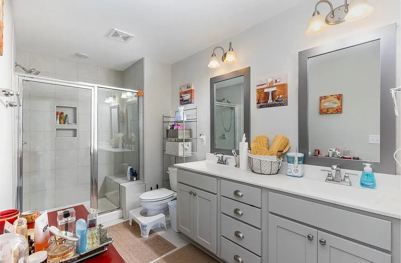 master bathroom - 1006 Gateway Commons Cir