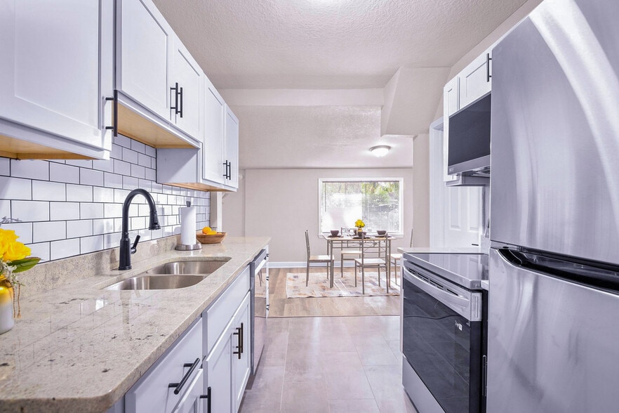 Building Photo - 7530 Bloxham Ave