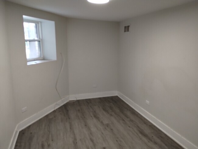 Building Photo - 3261 W Fulton Blvd