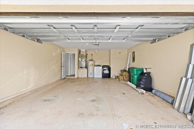 Building Photo - 2385 SW Neal Rd