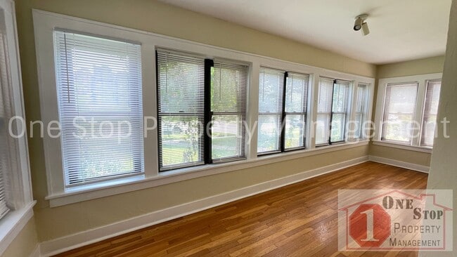 Building Photo - Charming 2-bedroom, 1-bath Duplex in Kansa...