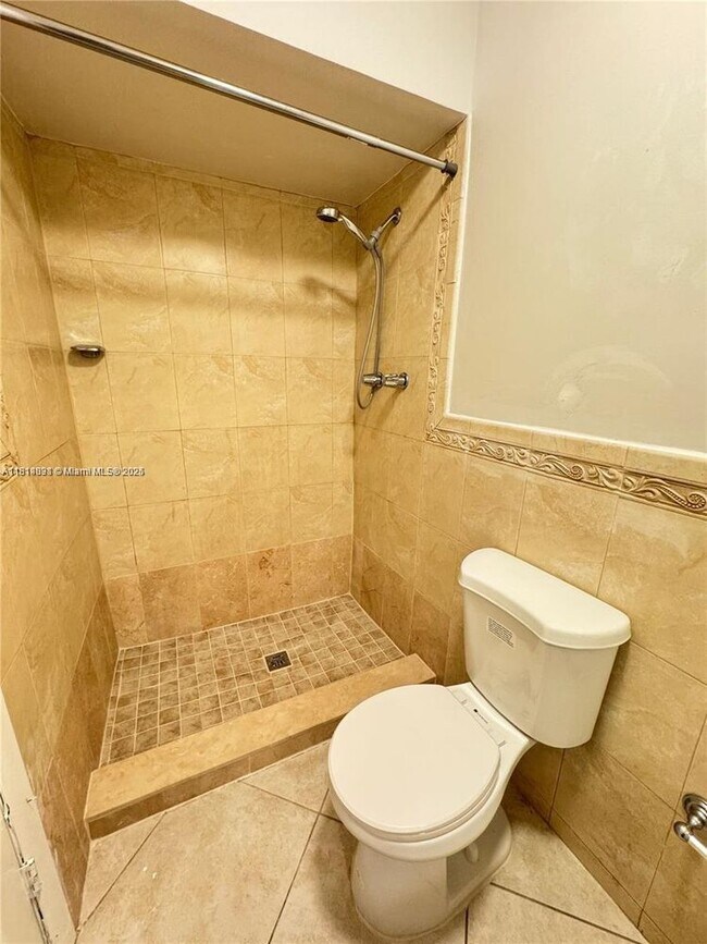 Building Photo - 9370 SW 87th Ave