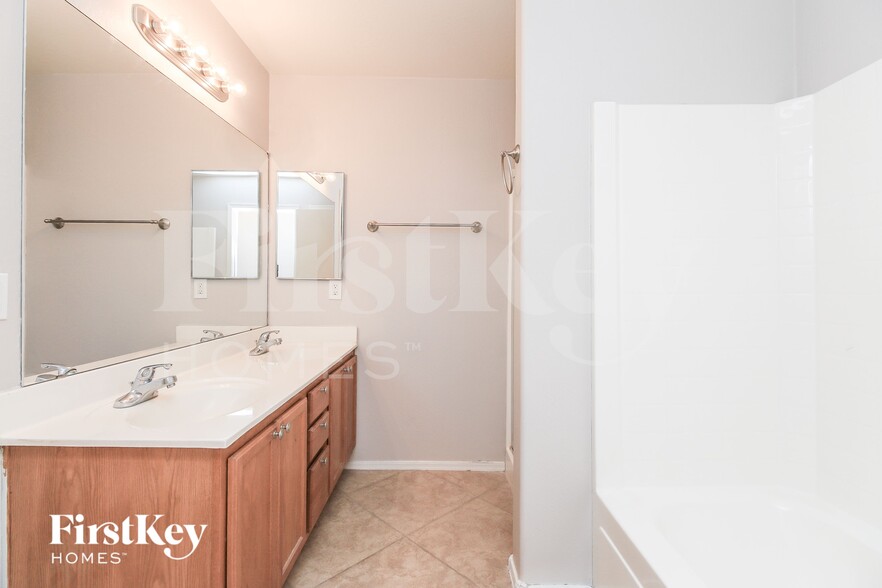 Building Photo - 4285 E Whitehall Dr