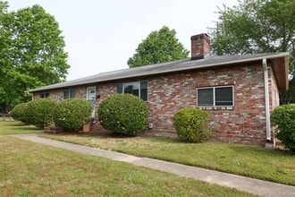 Building Photo - Brick Ranch Near Newport News City Center For Rent