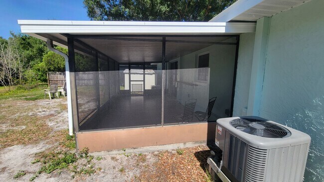 Building Photo - 2/1 w/ Garage in Seminole - Duplex