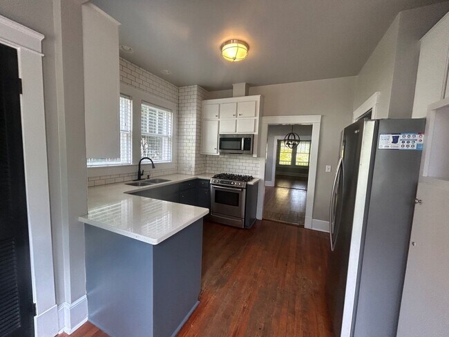Building Photo - 2827 Wilmot Ave