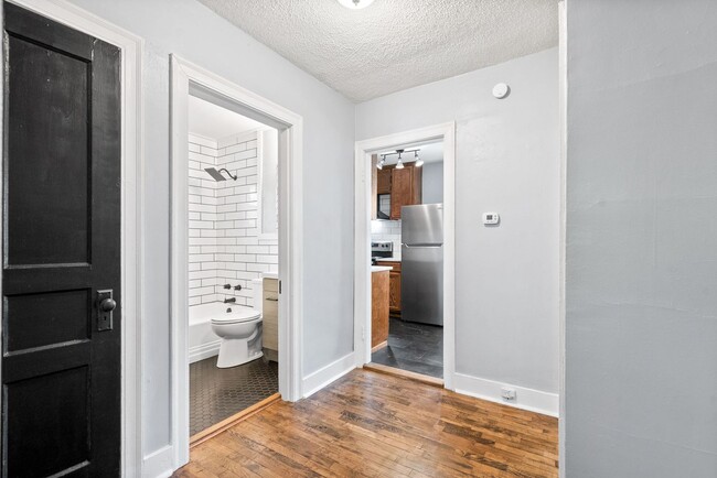 Building Photo - 2 Bedroom Home For Rent Near Madison Street!