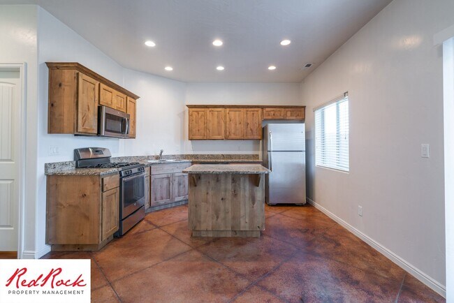 Building Photo - 3 Bedroom Townhome In Southgate Community