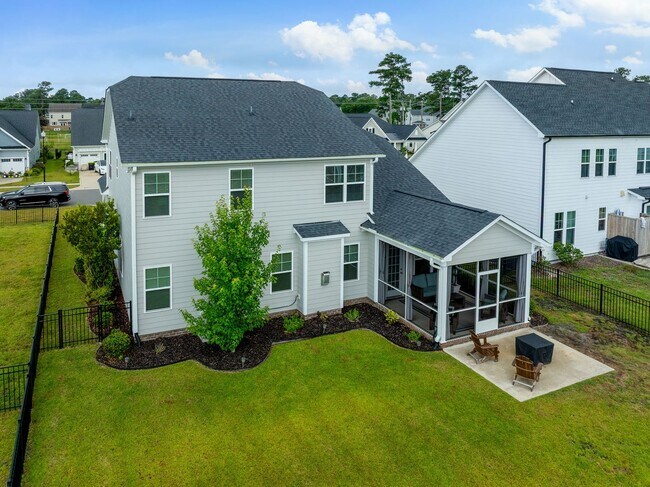 Building Photo - Stunning 4 bedroom 2.5 bath home located in Hampstead Wyndwater Community