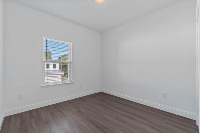 Building Photo - 529 Hill Ln