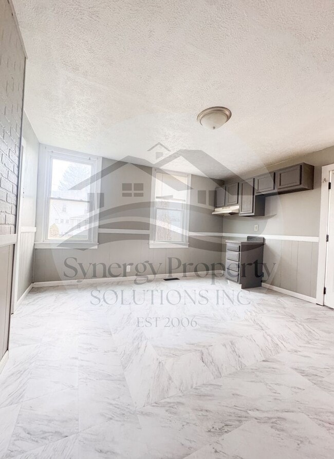 Building Photo - Crestline Home Available Now