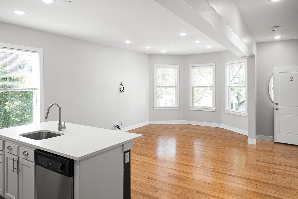 Building Photo - 146 Boston St