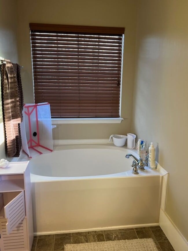 Building Photo - Single Family House