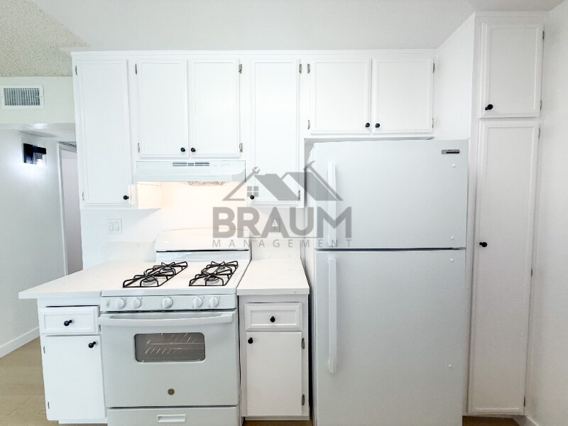 Building Photo - 14801 Delano St