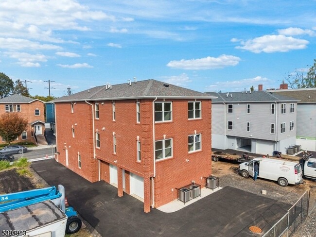 Building Photo - 24 Garibaldi Ave