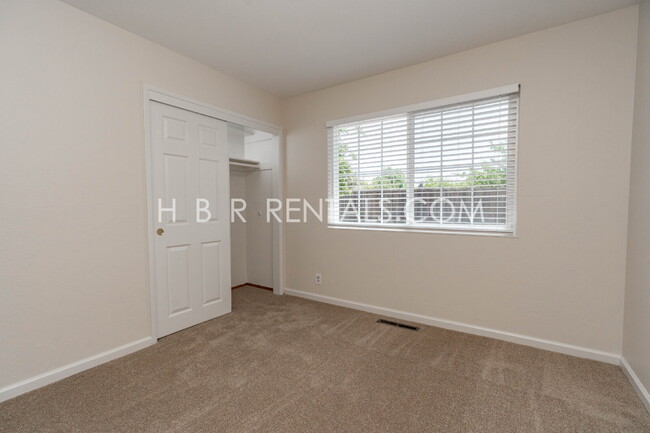 Building Photo - Charming Three Bedroom Single Story Liverm...