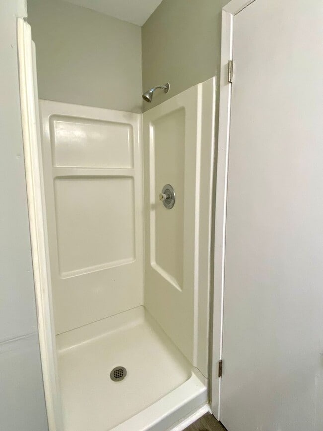 Building Photo - 3 Bedroom 3 bathroom Remodeled home ready to be loved