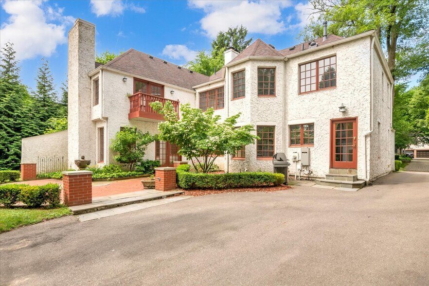 Building Photo - 455 Linden Rd