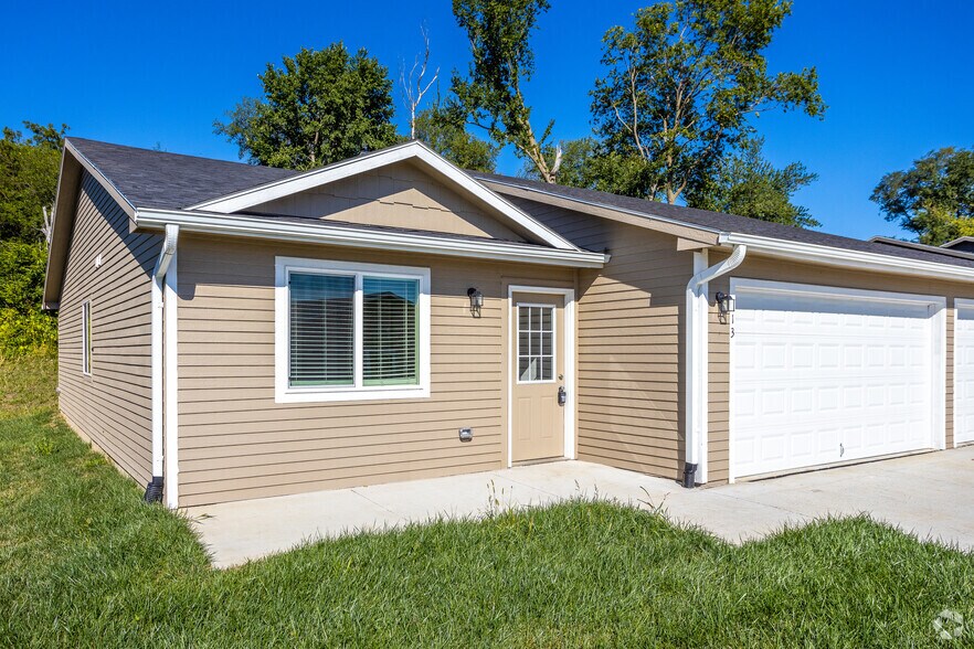 3 bedroom single story townhome for rent. 1010 Washington St