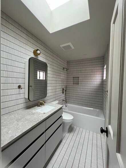 2F Second Bath - 1034 18th St