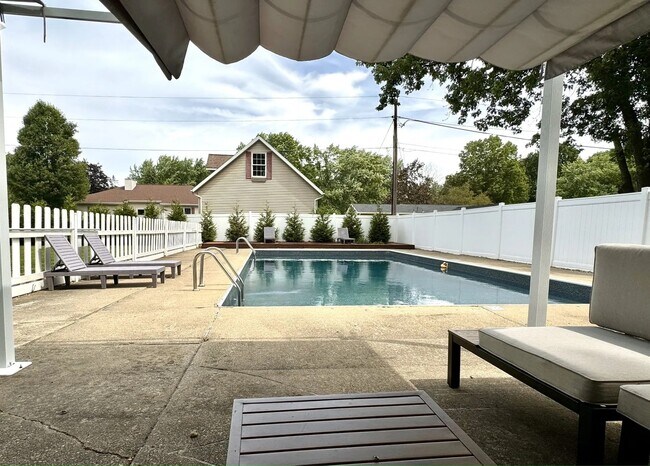 Building Photo - 6-8 months fully furnished 4-bedroom, 1.5 bathroom
